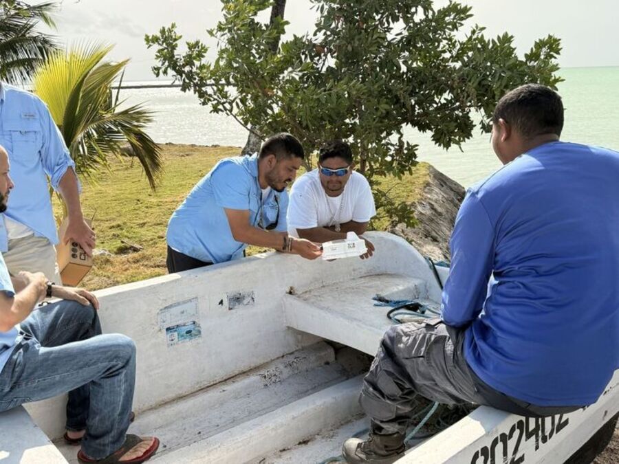 Small-scale fisheries vessel tracking installation